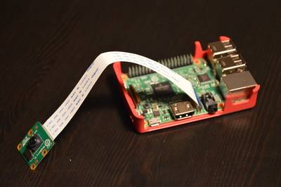 Raspberry Pi s připojeným kamerovým modulem