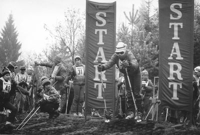 1989 – v listopadu proběhl veřejný závod ve slalomu na hmotě. Foto: Archiv lyžařského oddílu